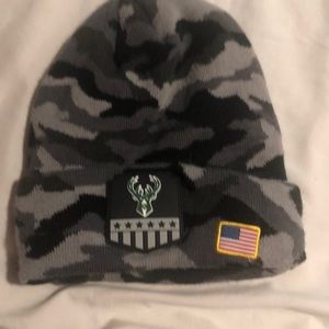 Mens Milwaukee bucks salute to service beanie